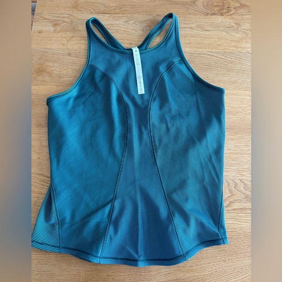 Never worn lululemon tank top - Picture 2 of 4